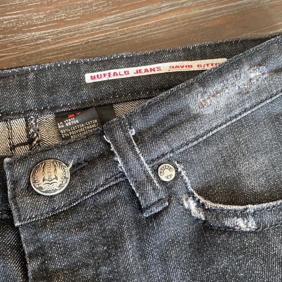 Buffalo jeans by David Bitton size 27 Capri pants in black denim. - Picture 5 of 11